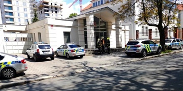 Anonym nahlásil uložení bomby u soudů v Plzni