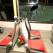 V Letkově mrštil lahví po autobusu a prorazil okno