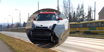 Na křižovatce Na Chmelnicích a Karlovarská se střetlo auto s tramvají
