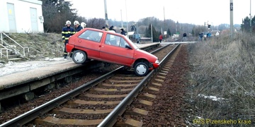 Auto v kolejišti zastavilo vlaky