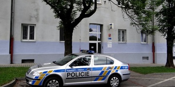 Policista zachránil seniorku z kolejiště - chtěla spáchat sebevraždu