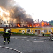 Při požáru rodinného domu došlo k výbuchu