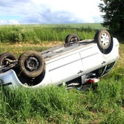 Neznámý řidič měl vytlačit auto ze silnice a ujet! Neviděli jste nehodu u Chrástu?