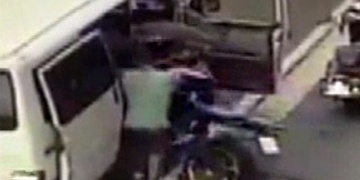 Naložili motorku a rychle ujeli