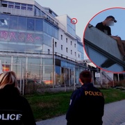 Sebevrah vylezl na Houserovu stavbu, pořezal se a chtěl skočit
