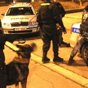 Bitka, honička a další napadený policista v centru Plzně!