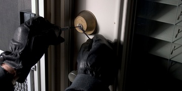 Muž vyloupil osm domů v šesti obcích