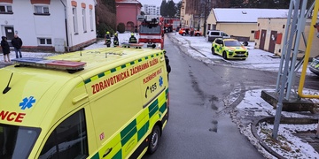 Pacient psychiatrické nemocnice vylezl na kovovou konstrukci a z několikametrové výšky skočil