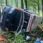 Vážná nehoda sanitky, na místě přistává vrtulník LZS