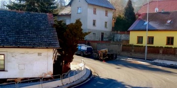 Převrácený bagřík blokuje průjezd Plasy