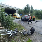 Hyundai vyletěl z dálnice a dopadl až na blízkou silnici. Pro řidičku letěla helikoptéra LZS.