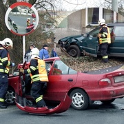 Jedno auto skončilo v příkopu, druhé v zahradě
