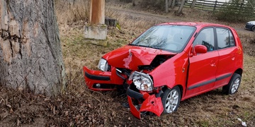 Čelní střet osobního vozu se stromem