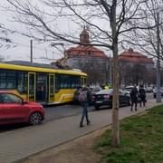 Sražené čtyřleté dítě i střet auta s tramvají