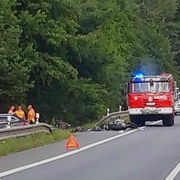 Motocykl narazil do osobního vozu