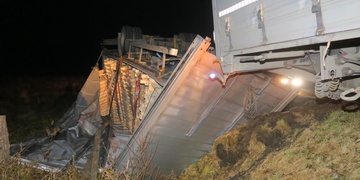 Přívěs nákladní soupravy se převrátil ze svahu