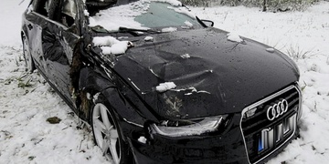 Sražené dítě, auto na střeše i ve viaduktu