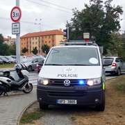Motorkář po střetu s autem skončil v nemocnici