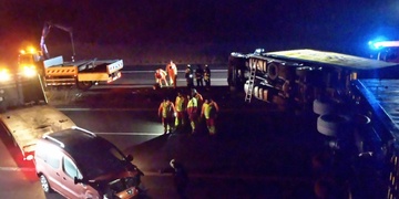 Kamion se převrátil na dálnici a pak do něj ještě nabouralo osobní auto