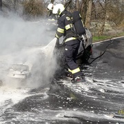 Řidič nechal auto hořet a odešel
