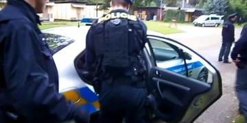 Pomočil bar, napadal obsluhu a vyhrožoval zabitím policistům i jejich rodinám