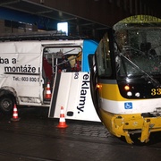 Střet tramvaje s dodávkou u hlavní pošty