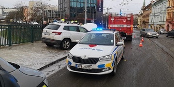 Na namrzlých silnicích dnes dochází k dalším a dalším nehodám