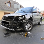 Řidič dokázal přehlédnout i popeláře