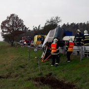 Auto po havárii zůstalo viset na svodidlech