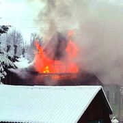 Ve vyhořelém podkroví byl nalezen mrtvý člověk