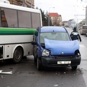 Hromadná nehoda autobusu a tří osobních vozidel