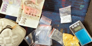 Dealerku zadrželi přímo při prodeji, pro dealera si došli domů