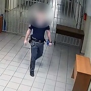 Dozorce pašoval do borské věznice nepovolený materiál, teď mu hrozí až deset let