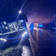 Střet autobusu s autem na Valše