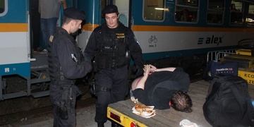 Zbití lidé ve vlaku