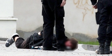 Pachatel i se zakročujícím strážníkem spadli ze schodů