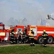Požár výrobní haly - byl vyhlášen třetí stupeň požárního poplachu