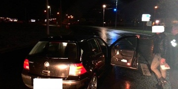 Opilá Němka s vozem s proraženými pneumatikami marně hledala výjezd z kruháče u Makra