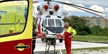 Silně popáleného muže musel do nemocnice transportovat vrtulník