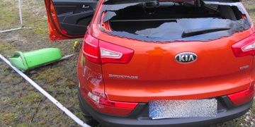 Auto bez řidiče skončilo na fotbalovém hřišti