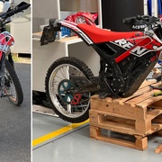Pomozte prosím při pátrání po unikátním motocyklu odcizeném před budovou Fakulty elektrotechnické ZČU v Plzni