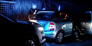 Řidič utekl a couvající vůz najel do strážníků