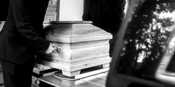 Žena byla koronerkou prohlášena za mrtvou, v rakvi ale ožila