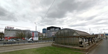 4. srpna srazil v tramvaji u Hlavního nádraží neznámý muž babičku