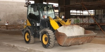 Opilec se dvěma promile ukradl nakladač a jel se projet po Plzni