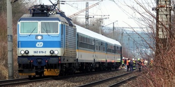 Hasiči evakuují asi 150 cestujících z vlaku u Kyšic