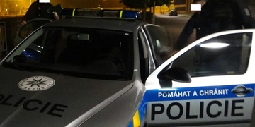 „Dám vám víc než deset tisíc, ale pusťte mě!“ - podplácel pistolník policisty