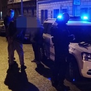 Maďar vyhrožoval ženě, poplival jí a pak napadl strážníka