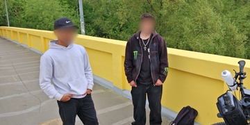 Čerstvě natřená lávka vydržela čistá jen několik týdnů
