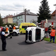 Děti z převráceného vozu vyndavali kolemjedoucí